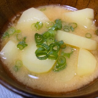 1人分のシンプルなじゃがいものお味噌汁☆